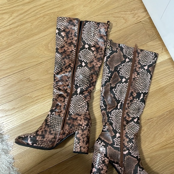 Snakeskin boots - Picture 4 of 4